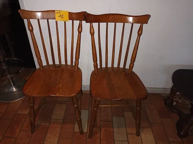 Lot 16 - houten café stoelen. 2 stuks - afbeelding 1 van  2