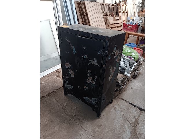 Lot 16 - kastje in chinese stijl - afbeelding 1 van  2