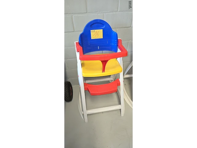 Lot 16 - kinderstoel in gekleurde kunststof - afbeelding 1 van  2