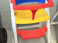 Lot 16 - kinderstoel in gekleurde kunststof - afbeelding 1 van  2