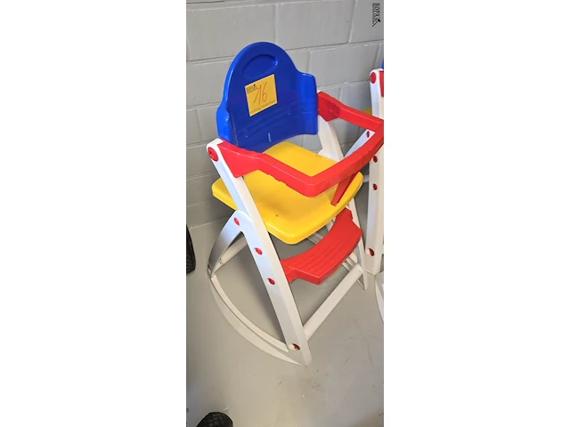 Lot 16 - kinderstoel in gekleurde kunststof - afbeelding 2 van  2