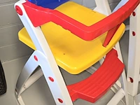 Lot 16 - kinderstoel in gekleurde kunststof - afbeelding 2 van  2