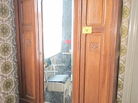 Lot 16 - kleerkast met inhoud