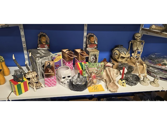 Lot 16 - lot griezel halloween decoratie ong 20 stuks - afbeelding 1 van  5