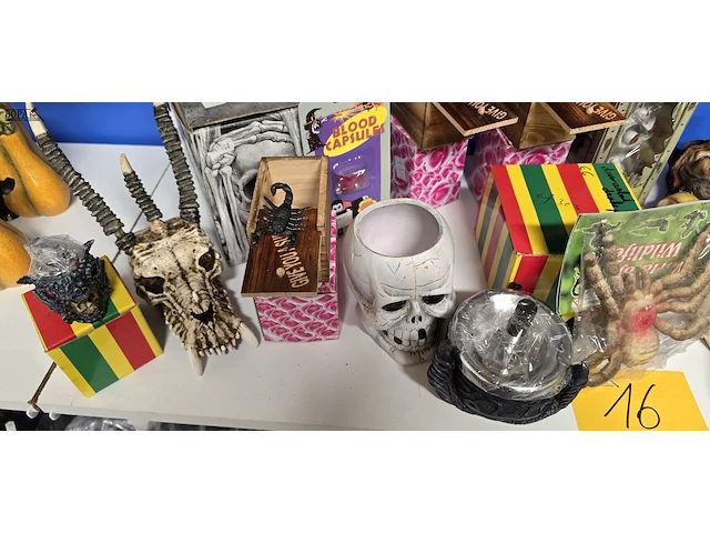 Lot 16 - lot griezel halloween decoratie ong 20 stuks - afbeelding 2 van  5