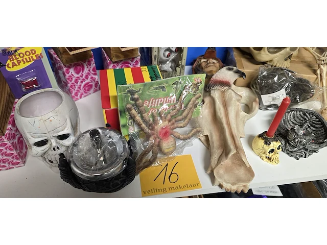 Lot 16 - lot griezel halloween decoratie ong 20 stuks - afbeelding 4 van  5