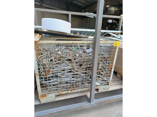 Lot 16 - metalen kooi met hijskabels - afbeelding 1 van  4