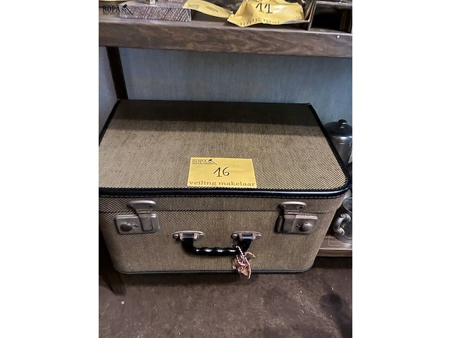 Lot 16 - naaimachine bernina met bijhorende koffer - afbeelding 1 van  4