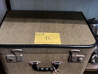 Lot 16 - naaimachine bernina met bijhorende koffer - afbeelding 1 van  4