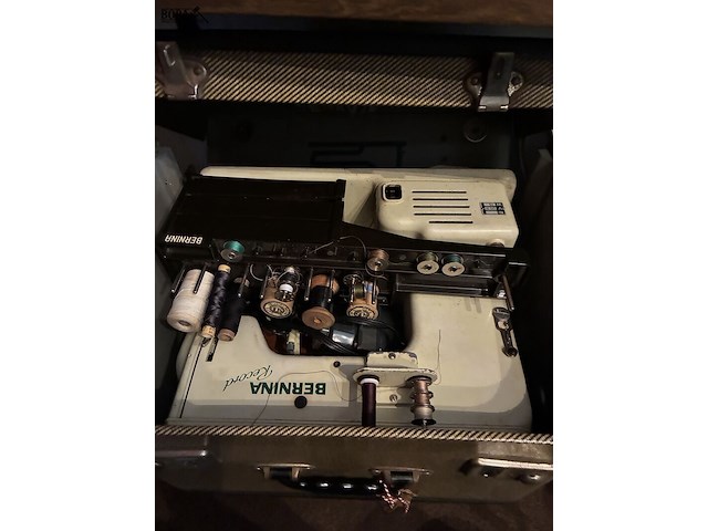 Lot 16 - naaimachine bernina met bijhorende koffer - afbeelding 2 van  4