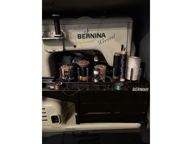 Lot 16 - naaimachine bernina met bijhorende koffer - afbeelding 3 van  4