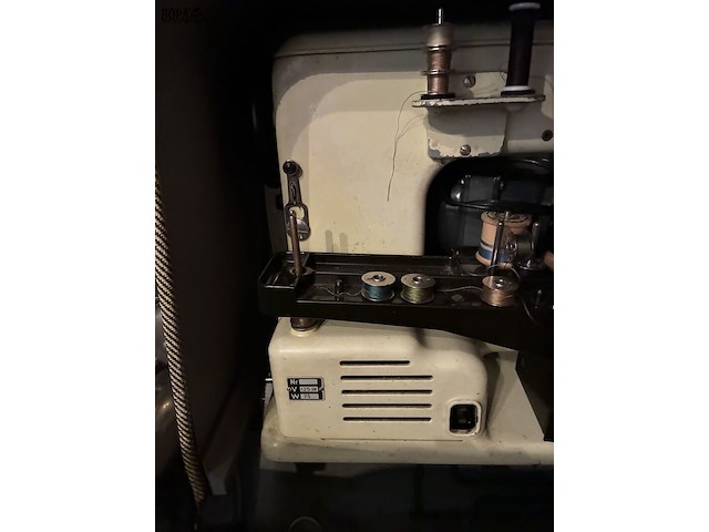 Lot 16 - naaimachine bernina met bijhorende koffer - afbeelding 4 van  4