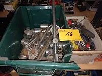 Lot 16 - ratels en doppen. 2 bakken - afbeelding 1 van  3