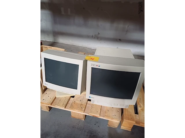 Lot 16 - retro computerschermen - 2 stuks - afbeelding 1 van  5