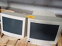 Lot 16 - retro computerschermen - 2 stuks - afbeelding 1 van  5