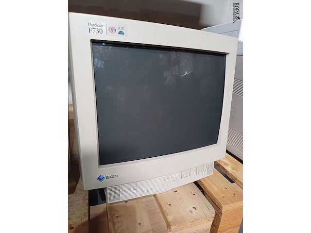 Lot 16 - retro computerschermen - 2 stuks - afbeelding 2 van  5