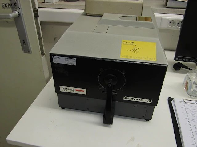 Lot 16 - spectrophotometer - afbeelding 1 van  3