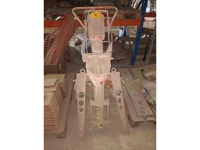 Lot 16 - spuitmachine pft - afbeelding 1 van  4