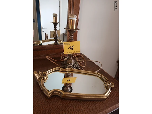 Lot 16 - tafellamp en spiegel - afbeelding 1 van  3