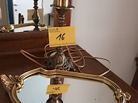 Lot 16 - tafellamp en spiegel - afbeelding 1 van  3