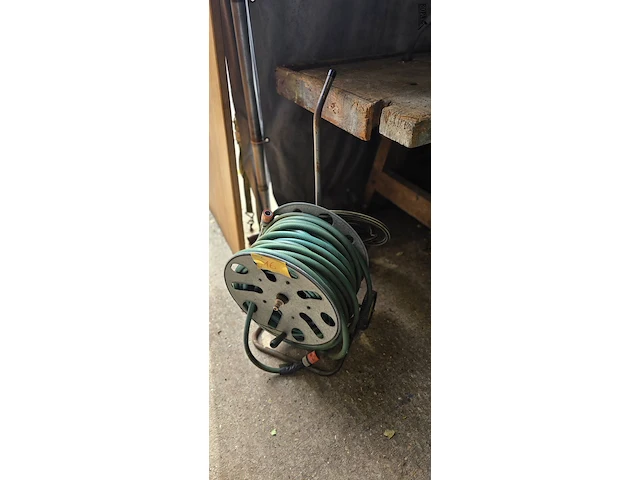 Lot 16 - tuinslang op haspel - afbeelding 2 van  3