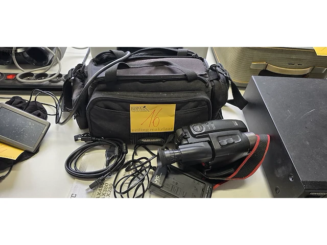 Lot 16 - video camera jvc gr ax 280 met toebehoren - afbeelding 1 van  7