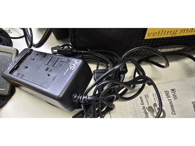 Lot 16 - video camera jvc gr ax 280 met toebehoren - afbeelding 3 van  7