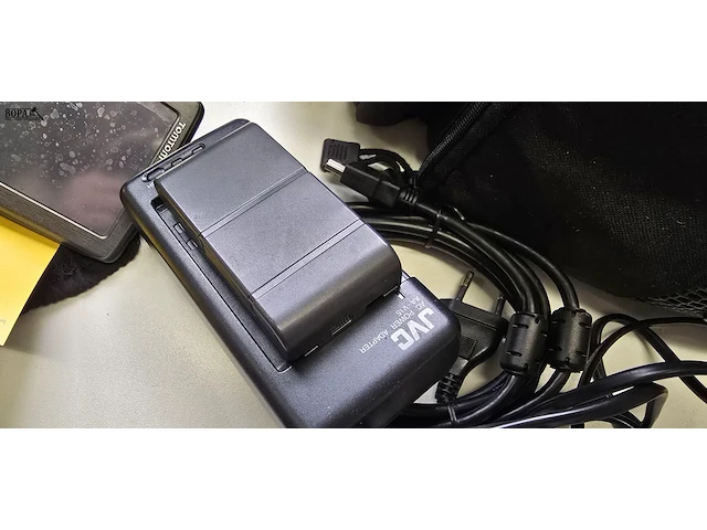 Lot 16 - video camera jvc gr ax 280 met toebehoren - afbeelding 7 van  7