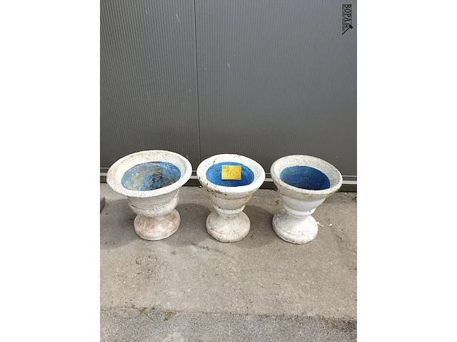 Lot 16 - vintage beton vazen 3 ex - afbeelding 1 van  4