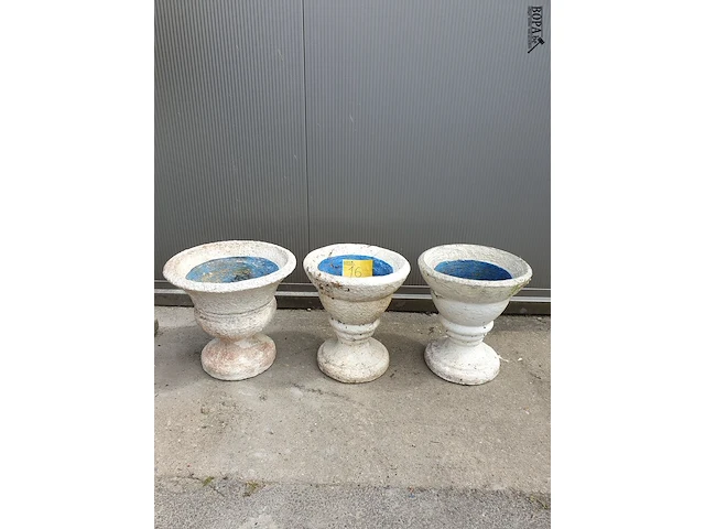 Lot 16 - vintage beton vazen 3 ex - afbeelding 2 van  4