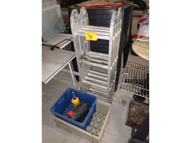 Lot 16 - vouwladder, bakken, jerrycan - afbeelding 1 van  5