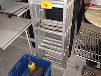 Lot 16 - vouwladder, bakken, jerrycan - afbeelding 1 van  5