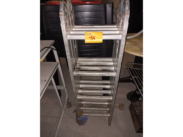Lot 16 - vouwladder, bakken, jerrycan - afbeelding 3 van  5