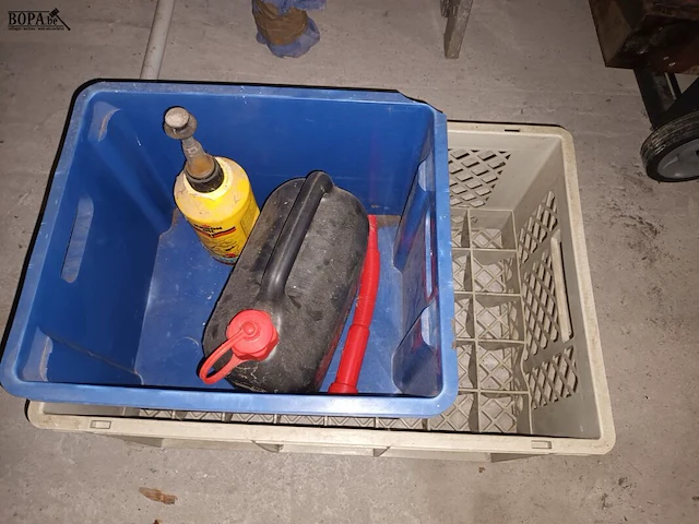 Lot 16 - vouwladder, bakken, jerrycan - afbeelding 4 van  5