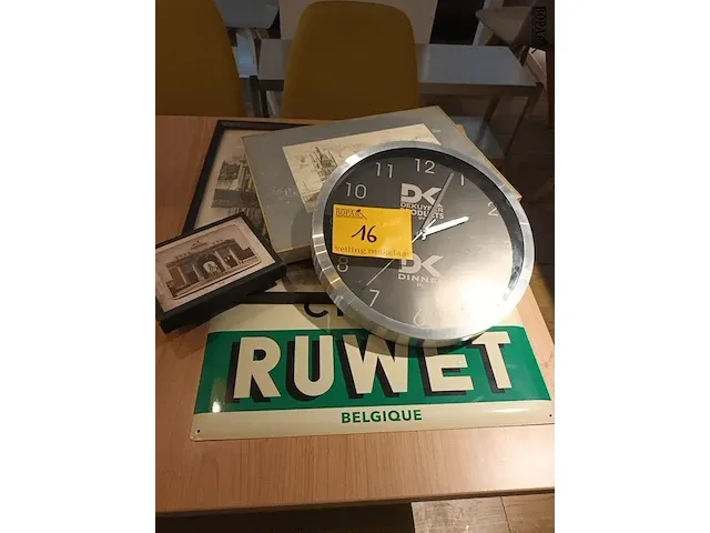 Lot 16 - wanddecoratie en postkaarten - afbeelding 1 van  6
