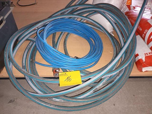 Lot 16 - waterslang en drukslang - afbeelding 1 van  3