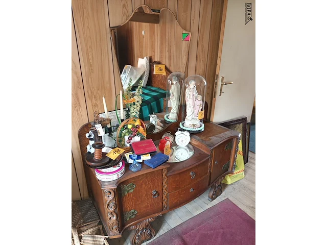 Lot 160 - antieke kast met opzetspiegel - afbeelding 1 van  4