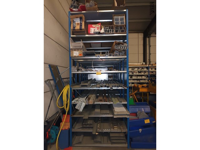 Lot 160 - blauw magazijnrek met inhoud - afbeelding 1 van  6