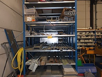 Lot 160 - blauw magazijnrek met inhoud - afbeelding 1 van  6