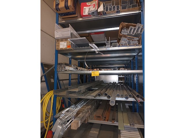 Lot 160 - blauw magazijnrek met inhoud - afbeelding 2 van  6