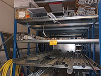 Lot 160 - blauw magazijnrek met inhoud - afbeelding 2 van  6