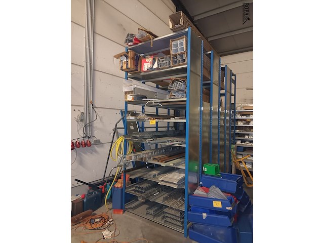 Lot 160 - blauw magazijnrek met inhoud - afbeelding 3 van  6