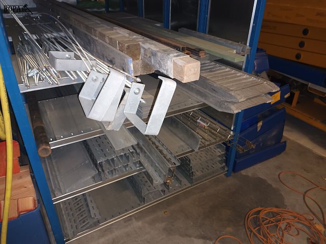 Lot 160 - blauw magazijnrek met inhoud - afbeelding 4 van  6