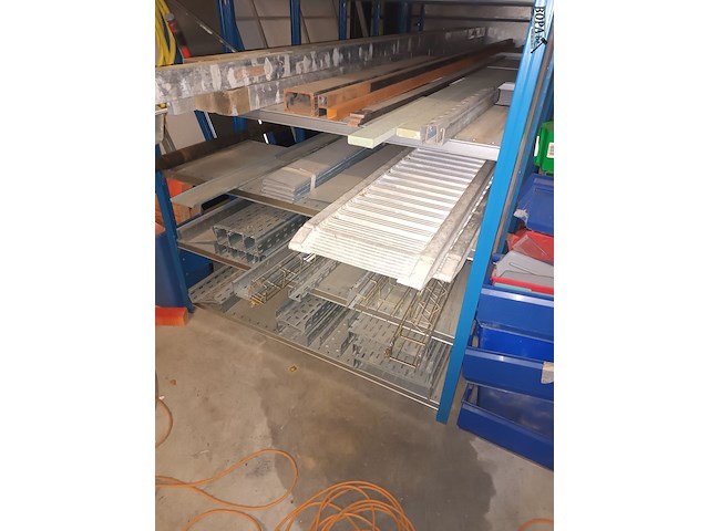 Lot 160 - blauw magazijnrek met inhoud - afbeelding 5 van  6