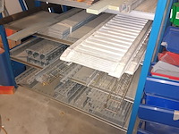 Lot 160 - blauw magazijnrek met inhoud - afbeelding 5 van  6