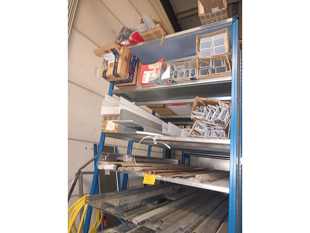 Lot 160 - blauw magazijnrek met inhoud - afbeelding 6 van  6