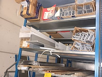 Lot 160 - blauw magazijnrek met inhoud - afbeelding 6 van  6