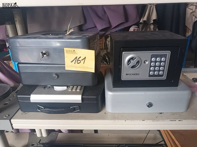Lot 161 - geldkoffers en kluisjes. 5 stuks - afbeelding 1 van  4