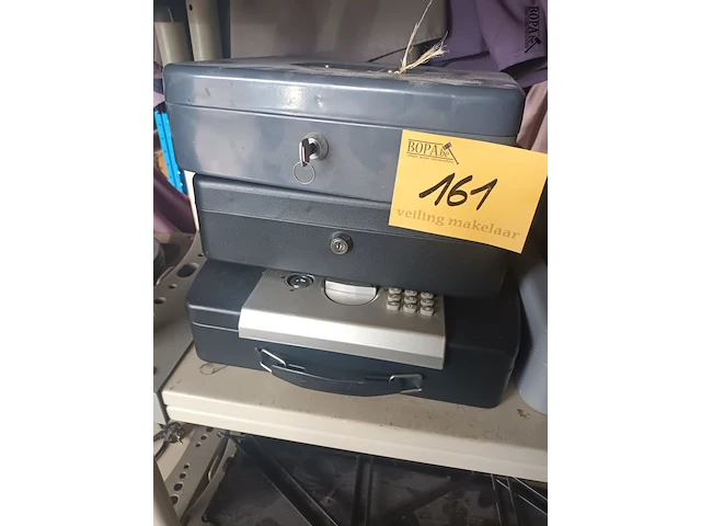Lot 161 - geldkoffers en kluisjes. 5 stuks - afbeelding 4 van  4
