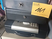 Lot 161 - geldkoffers en kluisjes. 5 stuks - afbeelding 4 van  4